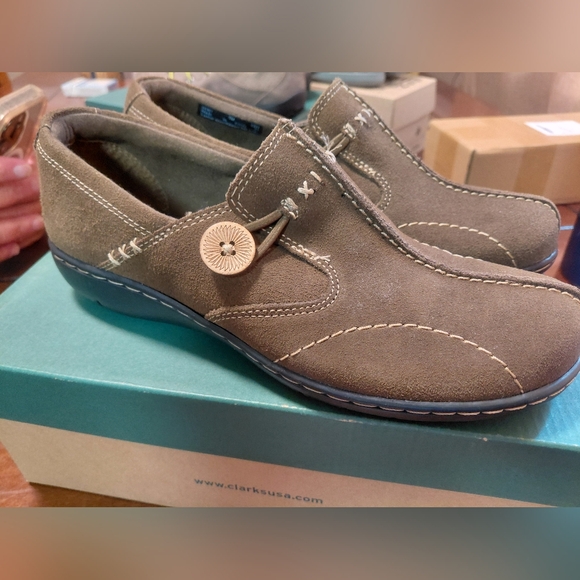 New In Box Clarks Bendable Olive Suede Loafers Size 7 - Picture 1 of 4